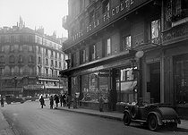 Roger-Viollet | 235890 | Hotel de la Faculté and the bookshop Gibert. Paris, Racine street (VI-th arrondissement), around 1925. | © Roger-Viollet / Roger-Viollet