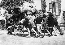 Roger-Viollet | 239003 | Guerre 1939-1945. Exode de la population durant la seconde guerre mondiale. France, mai-juin 1940. | © LAPI / Roger-Viollet