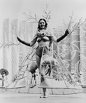 Roger-Viollet | 239466 | Exposition Internationale de New-York, (Etats-Unis), 1939. Jeune fille vêtue d'un décor d'aquarium à l'Aquacade. | © Collection Roger-Viollet / Roger-Viollet