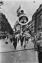 Roger-Viollet | 239632 | Front populaire. Délégation de la S.F.I.O. Paris, 14 juillet 1936. | © Collection Roger-Viollet / Roger-Viollet