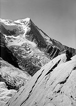 Roger-Viollet | 248409 | Chamonix ( High Savoy). The needle of the Snack (3863 metres) in the massif of Mont Blanc. HUR-4970 | © Charles Hurault / Roger-Viollet