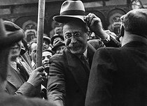 Roger-Viollet | 248996 | Léon Blum (1872-1950), homme politique français, à une manifestation au Mur des Fédérés. Paris, vers 1936. | © Roger-Viollet / Roger-Viollet