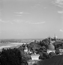Roger-Viollet | 249327 | Panorama of the Kyiv Pechersk Lavra and the river Dnieper. Kyiv (USSR, Ukraine), August 1964. | © Anne Salaün / Roger-Viollet