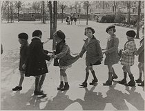 Roger-Viollet | 252071 | The Wilson school. Playground. Suresnes (France), 1935-1939. Photograph by Jean Roubier (1896-1981). Bibliothèque historique de la Ville de Paris. | © Jean Roubier / BHVP / Roger-Viollet