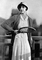 Roger-Viollet | 263183 | Eileen Bennett Whittingstall (1907-1979), English champion of tennis, wearing a suit designed by Jean Patou. 1931. | © Roger-Viollet / Roger-Viollet