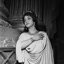 Roger-Viollet | 264690 | Teresa Berganza (1933-2022) in  The Crowning of Poppée  of Claudio Monteverdi. Versailles, Gabriel theater, may 1962. | © Boris Lipnitzki / Roger-Viollet
