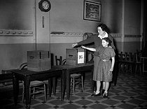 Roger-Viollet | 270528 | Préparation d'un bureau de vote dans une école parisienne la veille des élections législatives du 2 janvier 1956. | © Roger-Viollet / Roger-Viollet