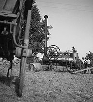 Roger-Viollet | 274549 | Threshing of the wheat in Touraine. August 1937. | © Pierre Jahan / Roger-Viollet