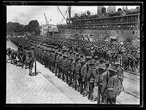 Roger-Viollet | 278319 | World War I. Arrival of the first US military contingents in France. Troops waiting next to a ship. Saint-Nazaire (France), late June 1917. | © Excelsior - L'Equipe / Roger-Viollet