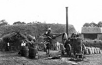Roger-Viollet | 279967 | Wheat threshing machine. France, 1895-1900. | © Roger-Viollet / Roger-Viollet