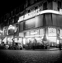 Roger-Viollet | 279985 | The cafe  Aux Pierrots , on the place Pigalle, at night. Paris (Montmartre), August 1953. | © Roger-Viollet / Roger-Viollet