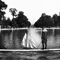 Roger-Viollet | 284218 | The great ornamental lake of the Tuileries Gardens. Paris (Ist arrondissement), circa 1894-1895. Detail from a sterescopic view. | © Léon & Lévy / Roger-Viollet