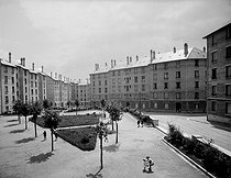 Roger-Viollet | 285445 | City  H.B.M.  ( block of council flats). Paris, about 1930-1935.$$$ | © Roger-Viollet / Roger-Viollet