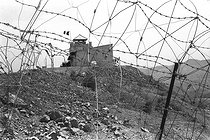 Roger-Viollet | 287409 | Algerian War of Independence. The French Army's fort in M'Zaourat, Mascara Area. Mined barbed wire fence, erected by the troop to protect the fort. Algeria, Summer 1961. | © Jean-Pierre Laffont / Roger-Viollet