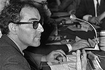 Roger-Viollet | 290424 | Jean-Luc Godard (1930-2022) at the French film-makers collective. Cannes festival, 1968. | © Roger-Viollet / Roger-Viollet