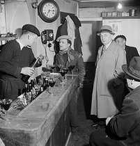 Roger-Viollet | 291395 | Consumers at the counter of a café. Paris, circa 1945. | © Gaston Paris / Roger-Viollet