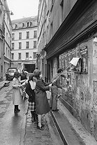 Roger-Viollet | 297242 | Colleurs d'affiches pour les élections municipales. 24 février 1977. | © Jean-Régis Roustan / Roger-Viollet