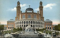 Roger-Viollet | 298326 | L'ancien palais du Trocadéro construit pour l'Exposition universelle de 1878. Paris (XVIème arr.), vers 1910 (d'après une épreuve ancienne coloriée à l'époque). | © Neurdein / Roger-Viollet