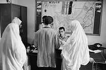 Roger-Viollet | 301387 | Contrôle d'identité par un capitaine de l'armée française. Alger (Algérie), 1958. Photographie de Jean Marquis (1926-2019). | © Jean Marquis / Roger-Viollet