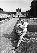 Roger-Viollet | 302621 | Hubert de Givenchy (1927-2018), couturier français, chez lui au Jonchet. Romilly-sur-Aigre (Eure-et-Loir), août 1977. | © Jean-Régis Roustan / Roger-Viollet