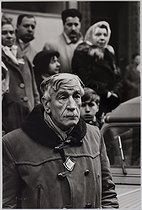 Roger-Viollet | 304238 | Historical events and Parisian demonstrations. Funeral of the victims of the Charonne metro station. Paris, on February 13, 1962. Photograph by Jean Marquis (1926-2019). Bibliothèque historique de la Ville de Paris. | © Jean Marquis / BHVP / Roger-Viollet