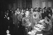 Roger-Viollet | 308291 | Guerre 1939-1945. Bureau d'engagement dans l'unité française de la Waffen SS. Paris, août 1943. | © LAPI / Roger-Viollet