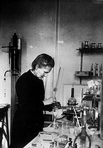 Roger-Viollet | 308503 | Marie Curie (1867-1934), French chemist and physicist, in her laboratory. | © Jacques Boyer / Roger-Viollet