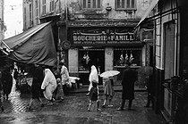 Roger-Viollet | 310956 | Une rue de Bab El Oued sous la pluie. Alger (Algérie), 1967. Photographie de Jean Marquis (1926-2019). | © Jean Marquis / Roger-Viollet