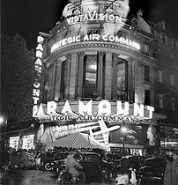 Roger-Viollet | 313450 |  Strategic Air Command , American film by Anthony Mann. Neon sign on the facade of the Paramount cinema. Paris, 1955. | © LAPI / Roger-Viollet