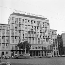 Roger-Viollet | 314520 |  Dnipro  hotel, Lenin Komsomol Square. Kyiv (USSR, Ukraine), August 1964. | © Anne Salaün / Roger-Viollet