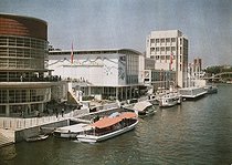 Roger-Viollet | 314696 | Pavillons de l'Italie et de la Suisse en bord de Seine à l'Exposition Universelle de Paris en 1937. | © Collection Roger-Viollet / Roger-Viollet