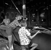 Roger-Viollet | 319529 | Fun fair shooting. France, 1950's. | © Roger-Viollet / Roger-Viollet
