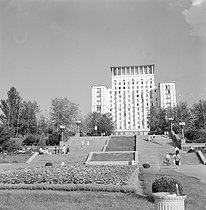 Roger-Viollet | 330459 | Building on the Khreshchatyk. Kyiv (Ukraine, USSR), August 1964. | © Anne Salaün / Roger-Viollet