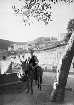 Roger-Viollet | 330594 | Corse à Cheval devant Balogna (Corse-du-Sud), 1911-12. | © Jacques Boyer / Roger-Viollet
