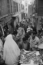 Roger-Viollet | 333732 | La Casbah, rue commerçante. Alger (Algérie), 1967. Photographie de Jean Marquis (1926-2019). | © Jean Marquis / Roger-Viollet