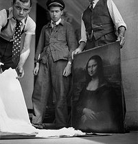 Roger-Viollet | 343858 | Opening of the box protecting the Mona Lisa, one year after its return at the Louvre Museum. Paris, 1946. | © Pierre Jahan / Roger-Viollet