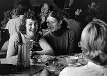 Roger-Viollet | 344729 | Meal of students during the grape harvest in Burgundy. 1973. Photograph by Janine Niepce (1921-2007). | © Janine Niepce / Roger-Viollet