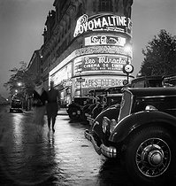 Roger-Viollet | 344747 | Neon signs at the Richelieu-Drouot crossroads. Paris (IXth arrondissement), 1935. Photograph by Roger Schall (1904-1995). | © Roger Schall / Roger-Viollet