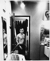 Roger-Viollet | 345905 | Charles Aznavour (1924-2018), Armenian-born French singer-songwriter and actor, in his dressing room at the Olympia. Paris, 1983. | © Bruno de Monès / Roger-Viollet