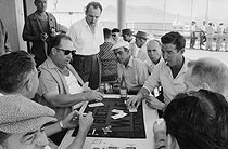 Roger-Viollet | 346119 | Colons jouant aux cartes. Alger (Algérie), 1958. Photographie de Jean Marquis (1926-2019). | © Jean Marquis / Roger-Viollet