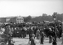 Roger-Viollet | 349827 | Crowd waiting for the result of the presidential election of Jean Casimir-Périer by the Congress. Versailles (France), on June 27, 1894. | © Roger-Viollet / Roger-Viollet