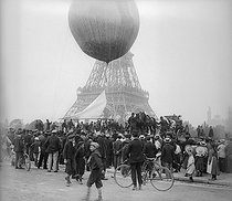 Roger-Viollet | 351077 | Military balloon at the Champ de Mars for an experiment of wireless telegraphy. Paris, September 1904. | © Ernest Roger / Roger-Viollet