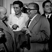 Roger-Viollet | 351658 | Marcel Carné, Gilbert Bécaud and Marcel Achard. Paris, Bobino, 1955. | © Roger-Viollet / Roger-Viollet