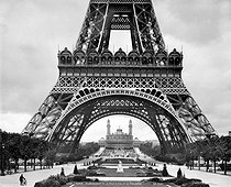 Roger-Viollet | 352844 | Base of the Eiffel Tower and the Trocadéro. Paris. | © Neurdein / Roger-Viollet