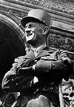 Roger-Viollet | 358451 | Guere 1939-1945. Libération de Paris. Le général Leclerc à l'Arc de Triomphe. Août 1944. | © Albert Harlingue / Roger-Viollet