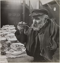 Roger-Viollet | 362312 | Homeless man eating some soup served at the Salvation Army. Paris, 1930-1935. Photograph by Jean Roubier (1896-1981). Bibliothèque historique de la Ville de Paris. | © Jean Roubier / BHVP / Roger-Viollet