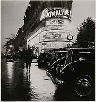 Roger-Viollet | 362656 | Advertising neon signs at the Richelieu-Drouot crossroads with cars and metro entrance. Paris (IXth arrondissement). 1935. Photograph by Roger Schall (1904-1995). Paris, musée Carnavalet. | © Roger Schall / Musée Carnavalet / Roger-Viollet