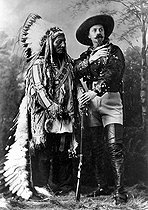 Roger-Viollet | 364589 | Buffalo Bill (1846-1917), American pioneer, and Sitting Bull (around 1831-1890), Sioux Dakota chief. | © Collection Roger-Viollet / Roger-Viollet