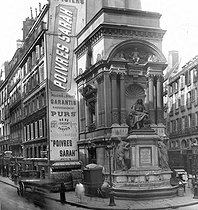 Roger-Viollet | 366690 | The Molière fountain, rue Richelieu. Paris (Ist arrondissement), about 1895. | © Léon & Lévy / Roger-Viollet