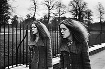 Roger-Viollet | 366989 | The Twin Sisters. London, about 1980. | © Jean-Pierre Couderc / Roger-Viollet